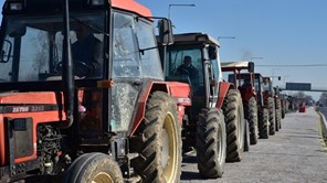 Αγρότες απέκλεισαν για μισή ώρα την Ε.Ο. Τρικάλων-Λάρισας, στο ύψος του Ζάρκου